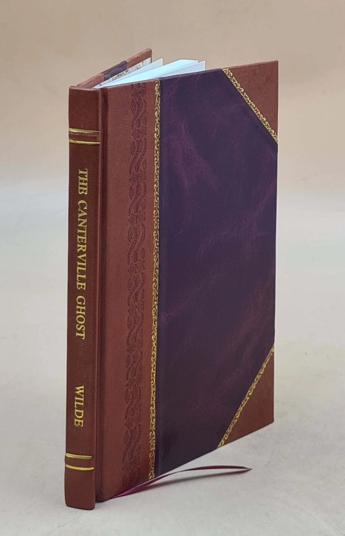 The Canterville ghost : an amusing chronicle of the tribulations of the ghost of Canterville Chase when his ancestral halls became the home of the American minister [Leather Bound]