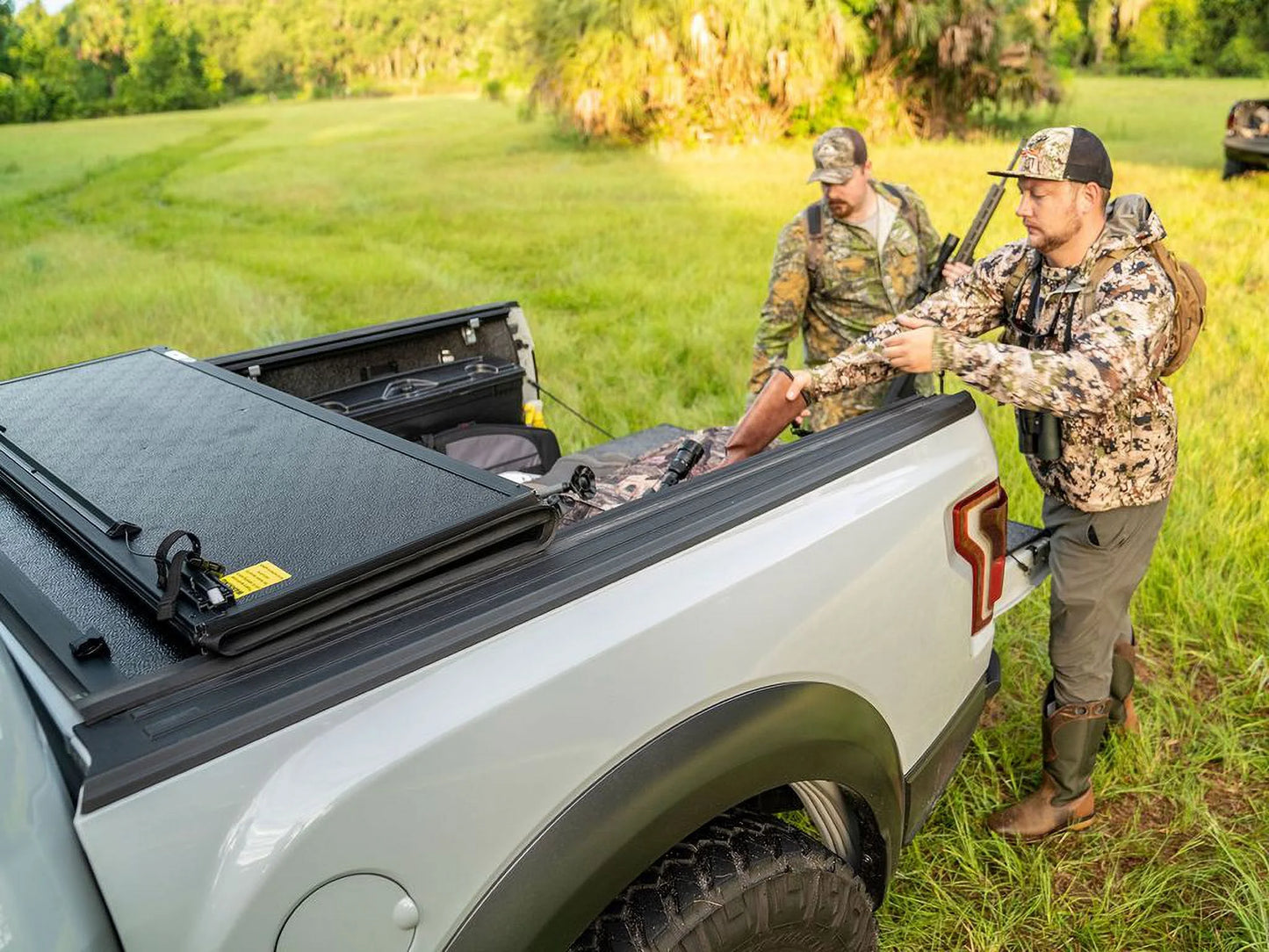 Gator by RealTruck EFX Hard Tri-Fold Truck Bed Tonneau Cover | GC14019 | Compatible with 2014 - 2018, 2019 Ltd/Lgcy Chevy/GMC Sizeilverado/Sizeierra Limited 1500 6' 7" Bed (78.9")